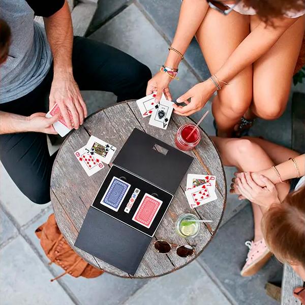 JOGO DE CARTAS E DADOS COM ESTOJO PRETO RÍGIDO - 2 JOGOS - 4Unik