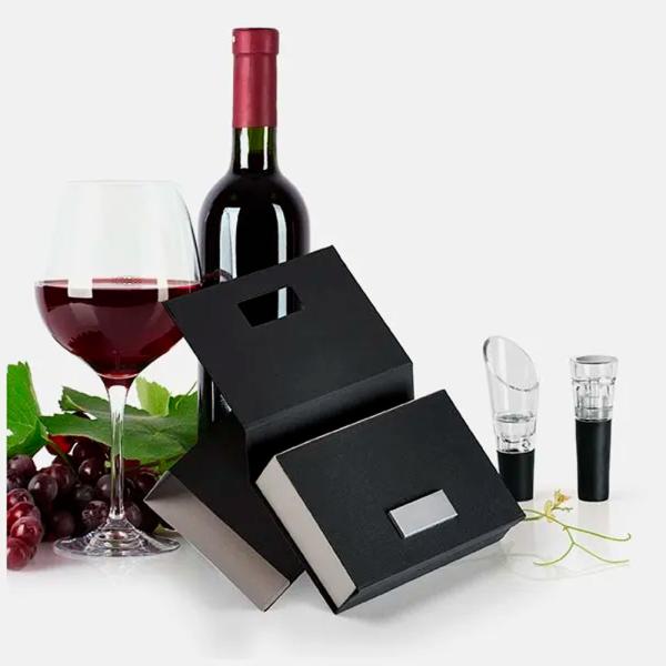 KIT PARA VINHO COM CAIXA EM PAPELÃO RÍGIDO PRETO - 3 PÇS - 4Unik